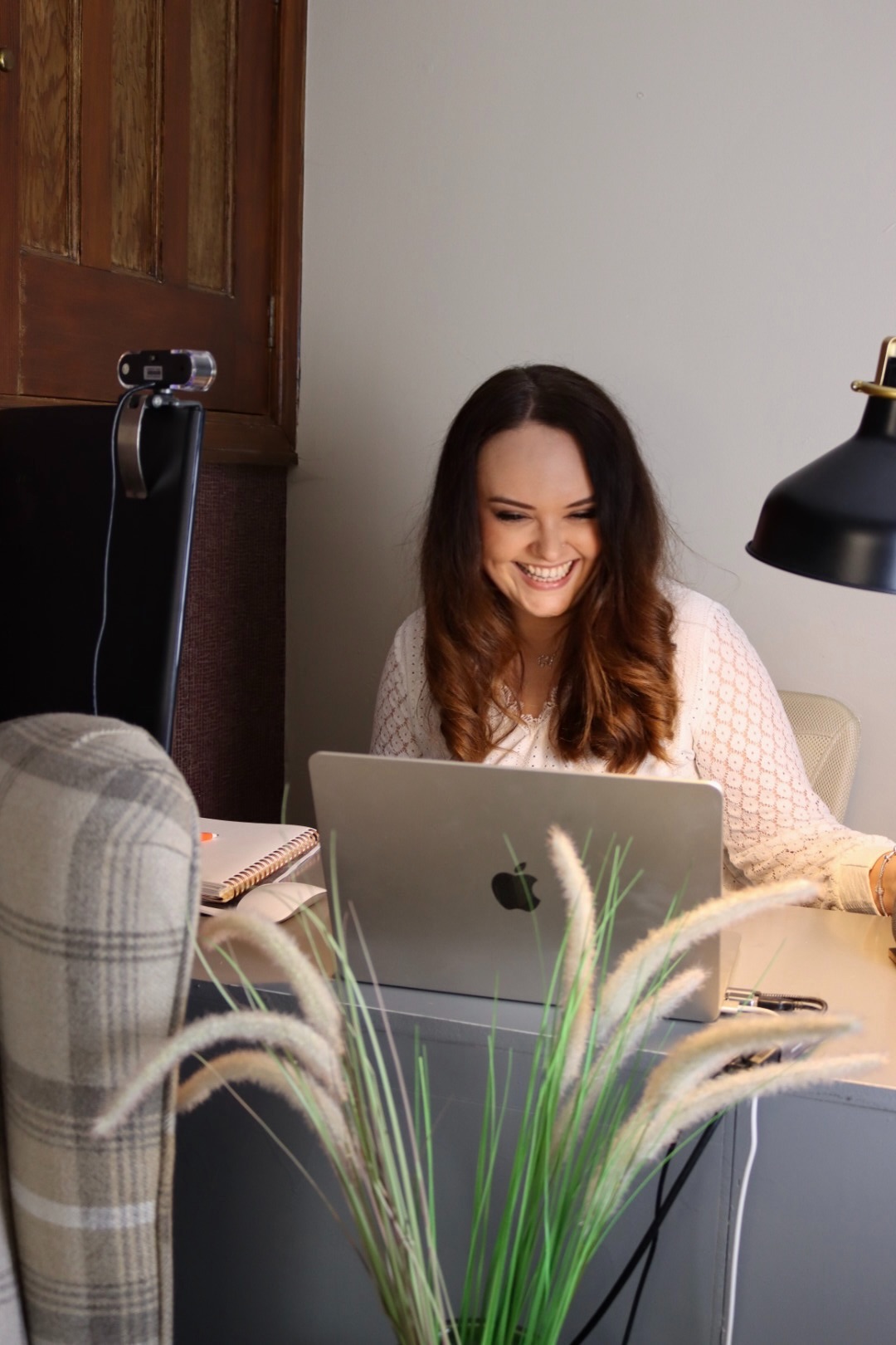 Gemma Price, Master Intuitive Psychology Coach delivers coaching session over Zoom